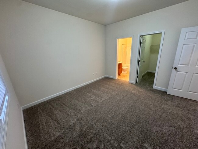 Building Photo - HUGE 3 Bed 3.5 Bath 3 Story Town Home, AVA...