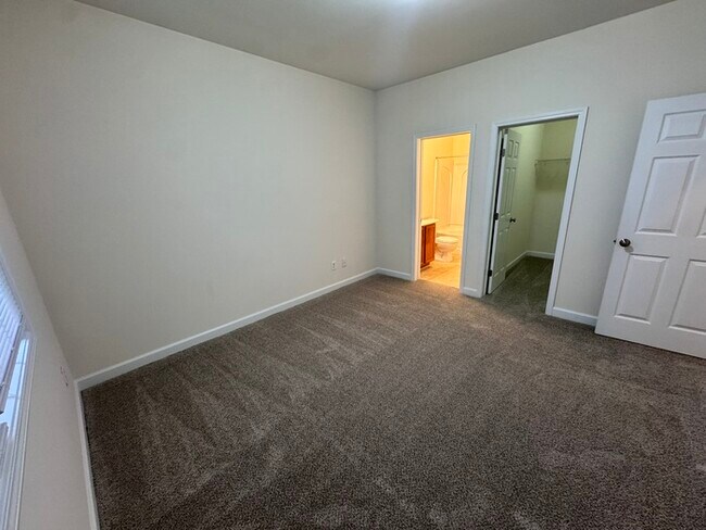 Building Photo - HUGE 3 Bed 3.5 Bath 3 Story Town Home, AVAILABLE NOW!