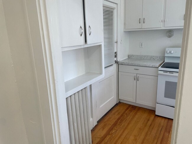 Building Photo - 615 Day Ave SW