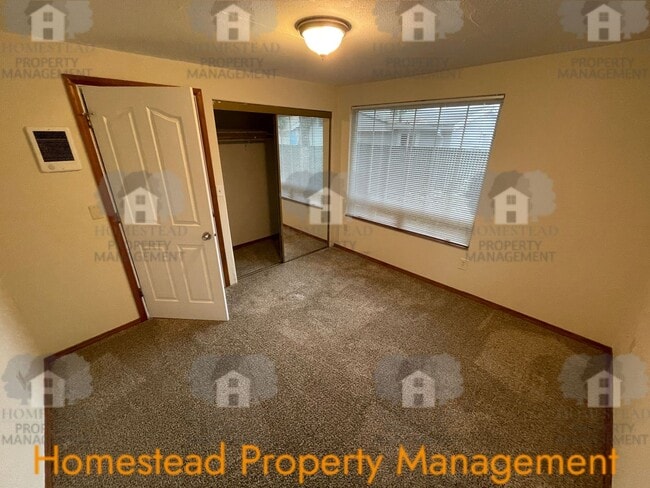 Building Photo - Room to breath!