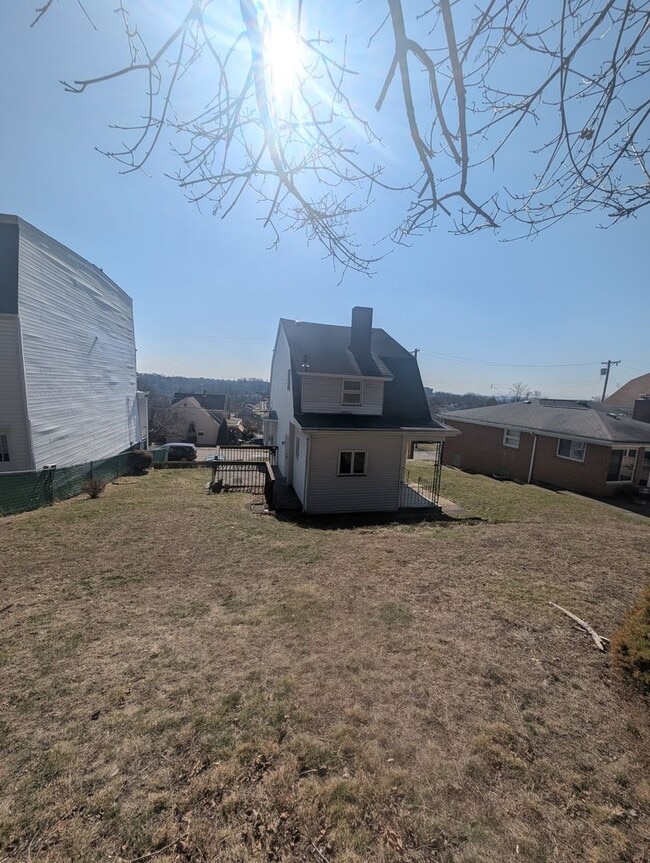 Building Photo - Newly Renovated 2 Bed, 1 Bath Home in Crafton -- AVAILABLE NOW!