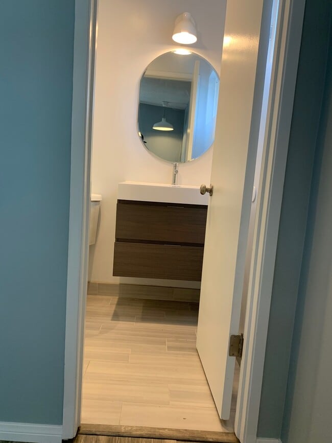 Building Photo - Beautifully Remodeled 3 Bedroom 2 Bath Hom...