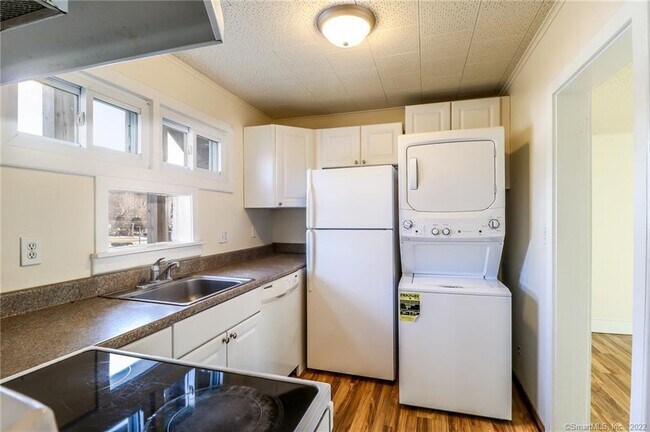 Building Photo - 24 Elm St