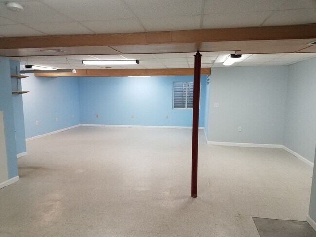 Building Photo - House For Lease