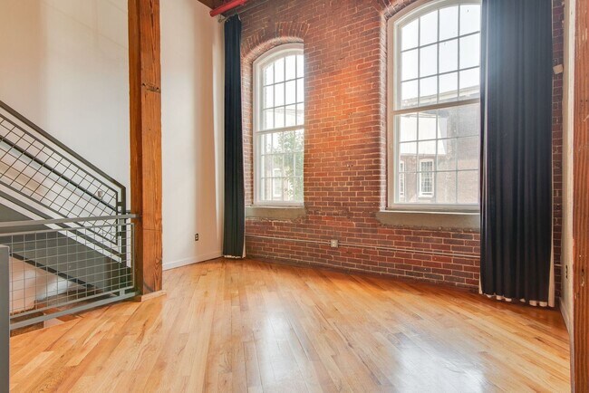 Building Photo - Expansive Historic Loft in the Heart of Germantown