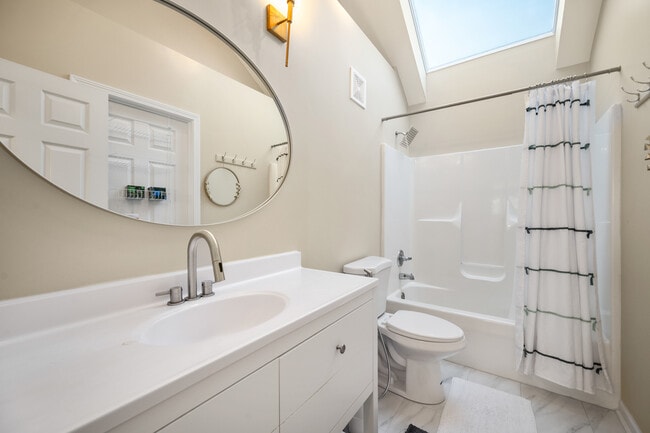 Building Photo - 142 N Dixon Dr