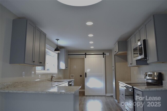 Building Photo - 320 W Stewart Ave