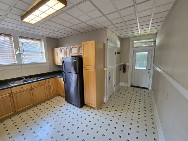 Building Photo - 422 E Fifth St