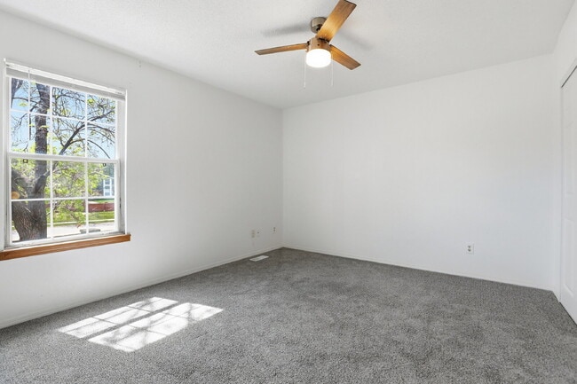 Building Photo - $2,045.95 - 2 Bed, 1.5 Bath Townhome in Centennial with Pool Access