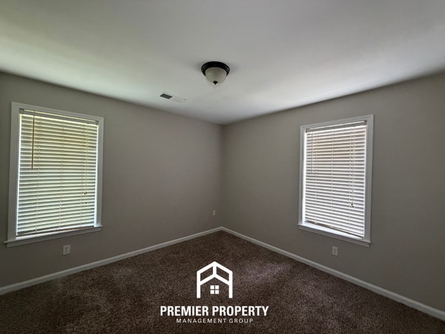 Building Photo - Stunning 3BR/2BA Memphis Home with Vaulted Ceilings & Rustic Fireplace!