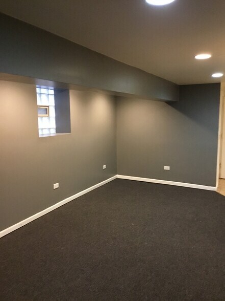 Living room - 7516 S Paxton Ave