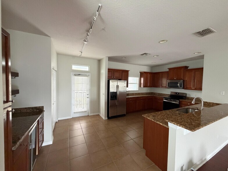 Building Photo - 1525 Cloverbay Ln