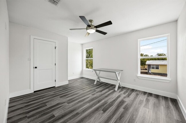 Building Photo - 813 Chihuahua St