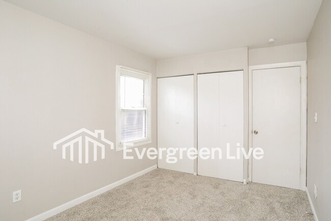 Building Photo - 9209 Meadowglen Dr