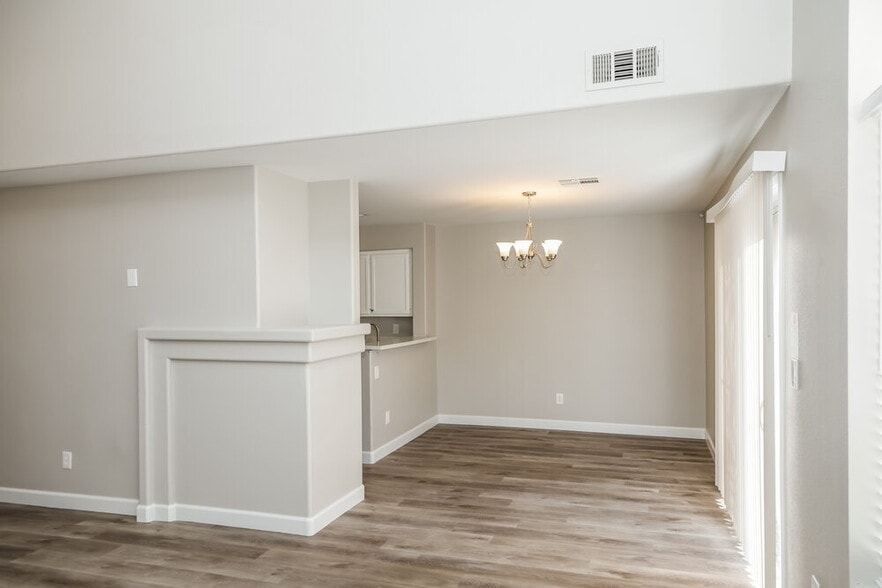 Building Photo - 2385 Cliffwood Dr