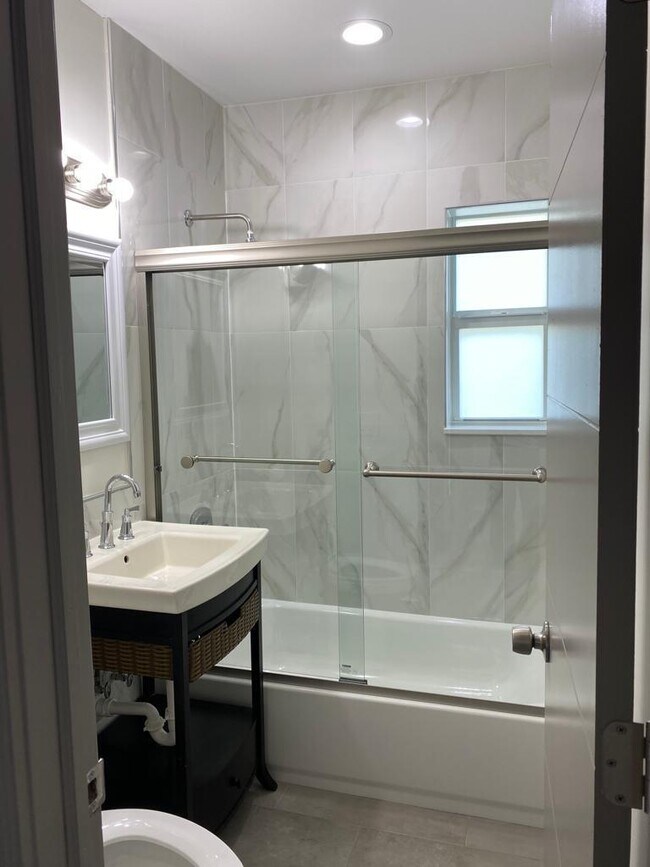 Building Photo - 1218 S B St