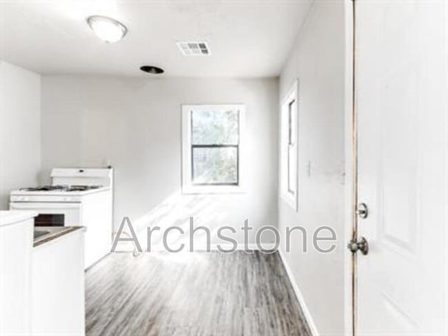 Building Photo - 1004 Sandra Dr