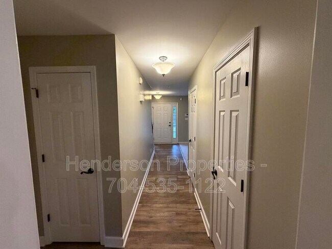 Building Photo - 2121 Ballingarry Dr