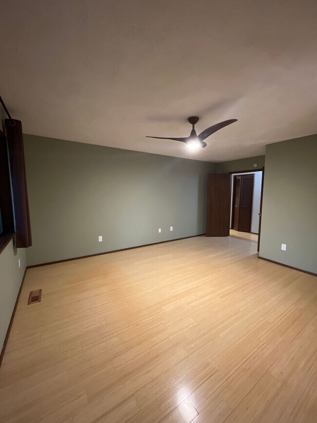 Building Photo - 3 Bedroom 2.5 Bath