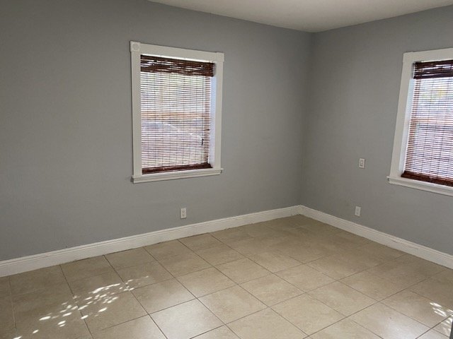 Building Photo - 2 bedroom 1 Bath House - Utilities Included