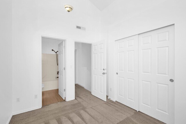 Building Photo - Mini 2 Bedroom Townhouse Heart of Redmond