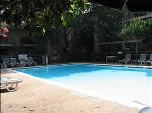 Building Photo - Live Oak Bend