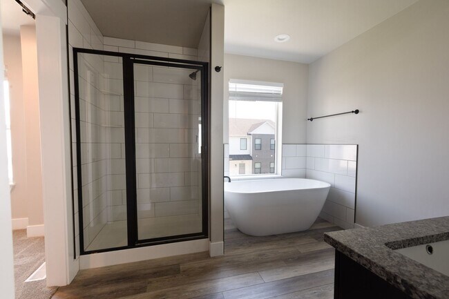 Building Photo - AMMON 3 BED 2 BATH TOWNHOME WITH 2 STALL G...