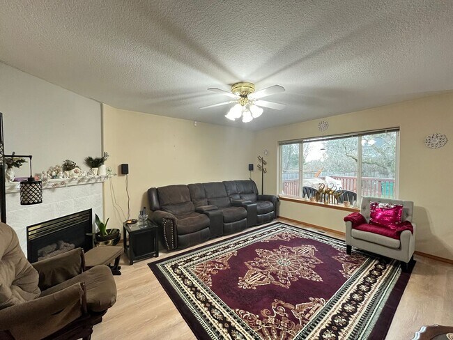 Building Photo - Beautiful 3 Bed, 2.5 Bath House in Central...