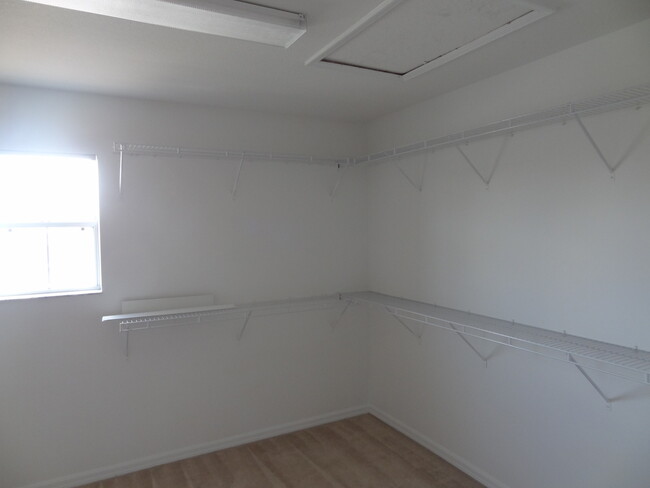 Building Photo - 3 Bedroom, 2.5 Bathroom Home with Bonus Lo...