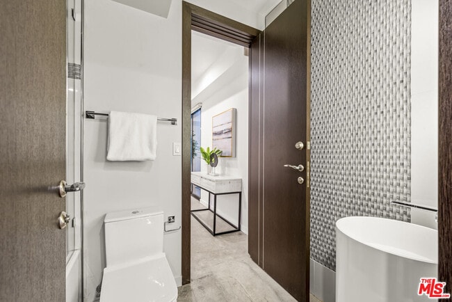 Building Photo - 1847 Coldwater Canyon Dr