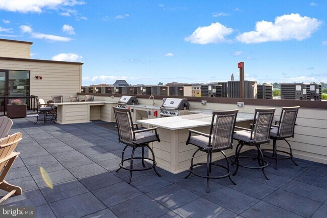 Building Photo - 701 N Henry St