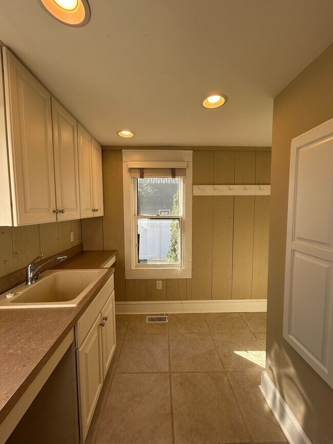 Building Photo - Beautiful, Large 4 Bedroom 1.5 Bath Home in Lancaster with Yard!