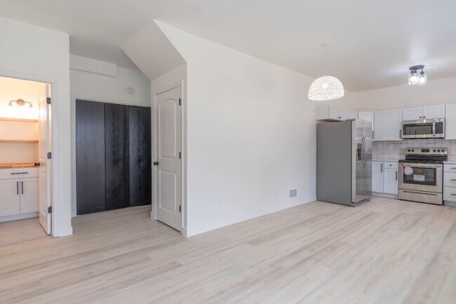 Building Photo - 3 Bedroom Single Family