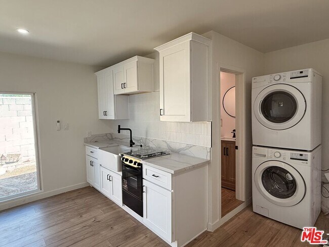 Building Photo - 3215 Winter St