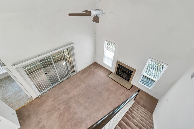 Building Photo - Rarely Available 2-Level, 2 Bed 2 Bath Upp...