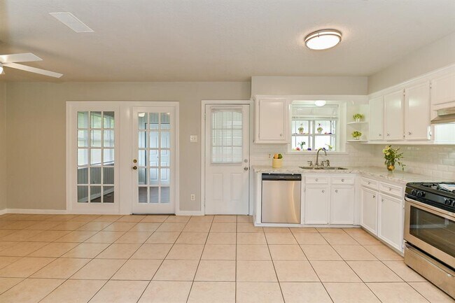 Building Photo - 8409 Bob White Dr