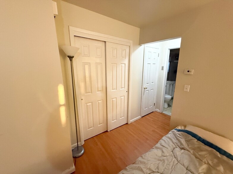 Building Photo - 202 12th St