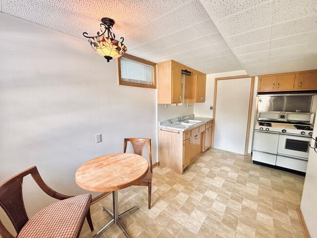 Building Photo - Quaint 1bed 1bath Lower Level Unit, With P...