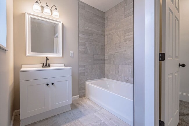 Building Photo - UPDATED FOUR BEDROOM/1.5 BATH TOWNHOME