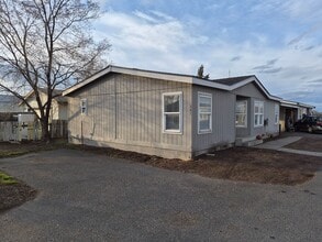 Building Photo - 341-343 NW Hemlock Ct