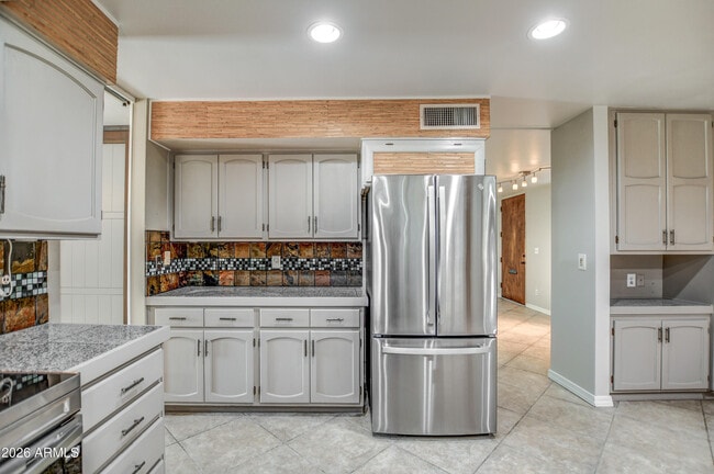 Building Photo - 8647 E Devonshire Ave