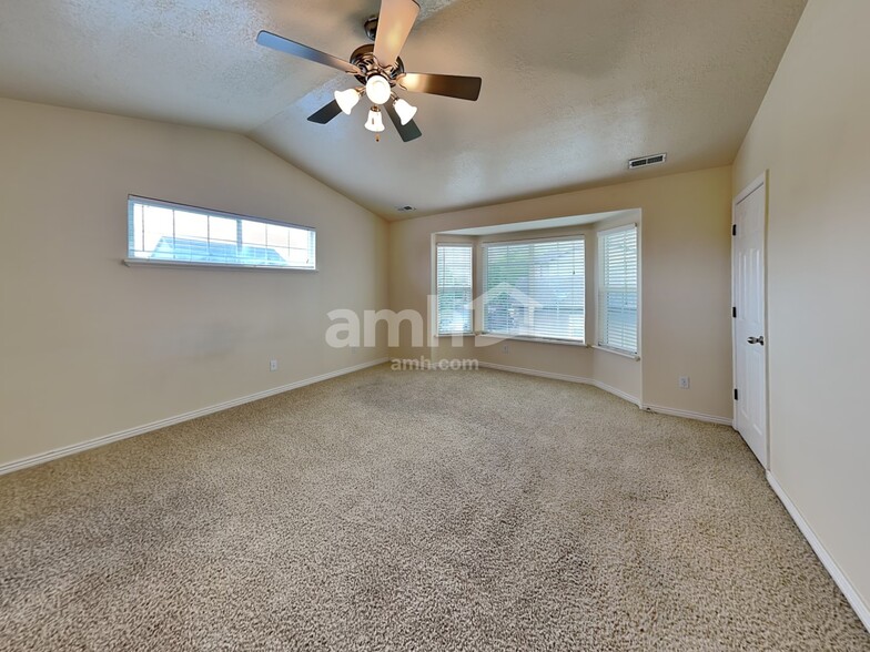 Building Photo - 10766 N Cypress