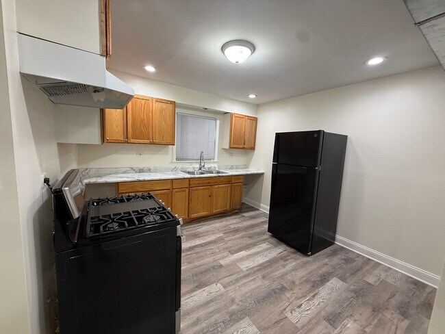 Building Photo - 11137 S Emerald Ave