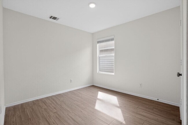 Building Photo - Modern 4-Bedroom Home in Crescent Hills – Open Concept & Private Yard