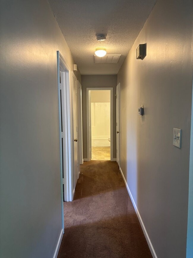 Building Photo - Spacious 2 Bed, 1 Bath Minutes from Uptown