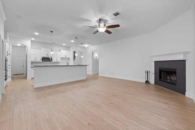 Building Photo - Spacious 5-Bedroom Retreat on Hidden Lake Court with Pool