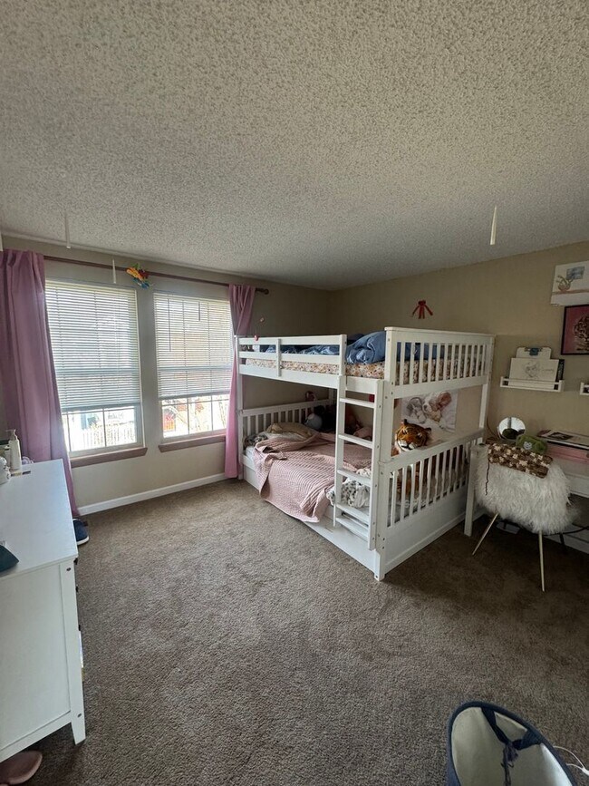 Building Photo - Three Bedroom Townhome with Pool