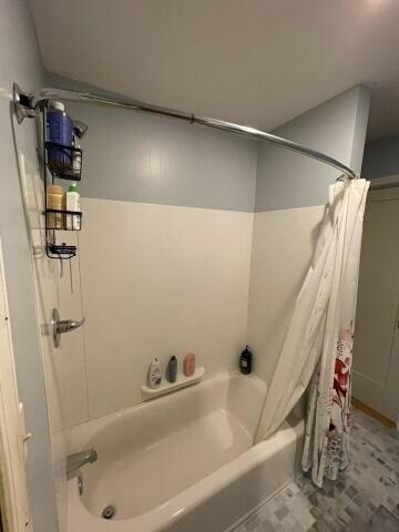 Bathroom, tub - 605 N 11th St