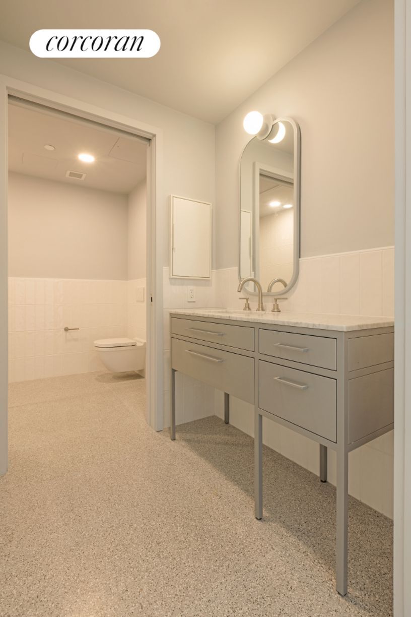 Building Photo - 547 W 47th St
