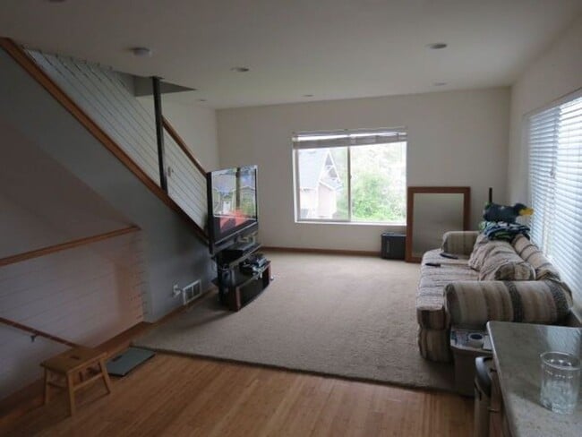 Building Photo - Beautiful 2 Bed Townhome Conveniently Located In Seattle!